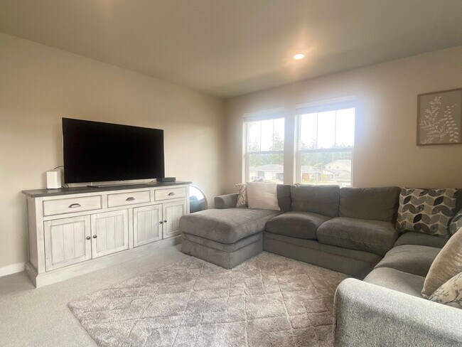 Building Photo - Modern Bonney Lake Home w/ AC  **SHORT TERM LEASE **