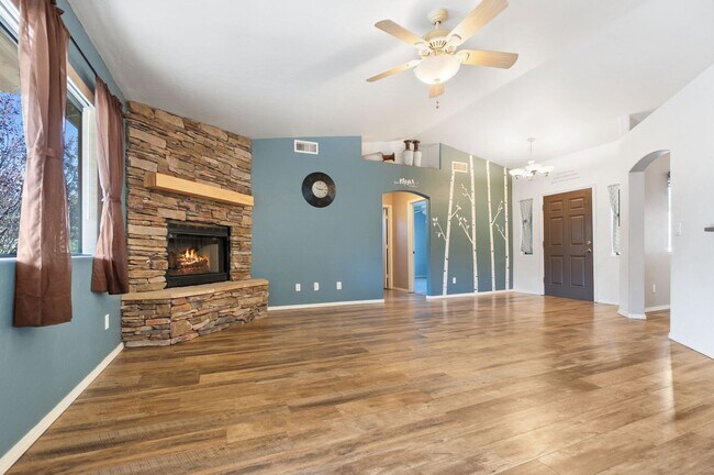 Building Photo - Charming 3 Bedroom + Bonus Room in Eagle R...