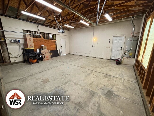 Building Photo - Beautifully upgraded LARGE home with a pool and basketball court in Mockingbird Canyon!