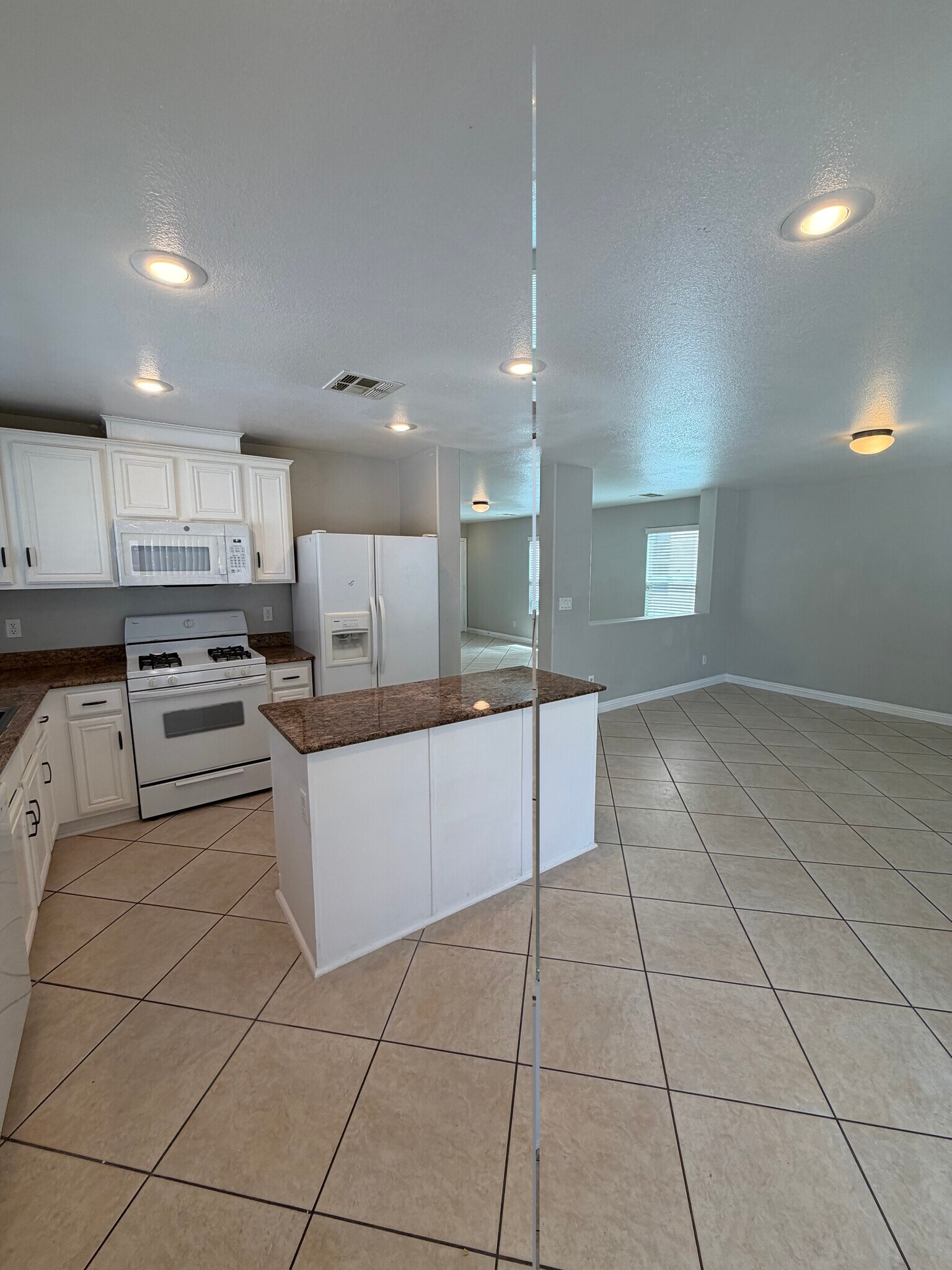 Building Photo - 9521 Grand Fir Ct