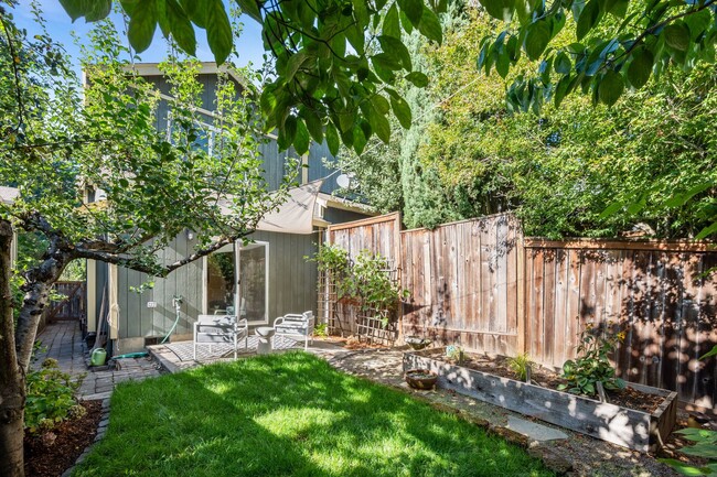 Building Photo - Cathedral Park Cutie ~ Fenced Yard, Garage...