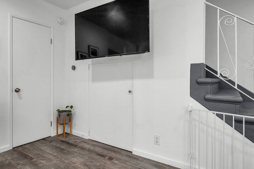 Building Photo - 14238 Dickens St