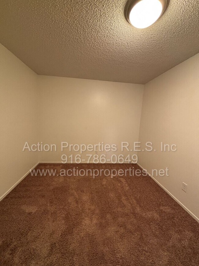 Building Photo - Roseville Condo all one level: 2 Bedroom 1 Bathroom Single Level, Large Living Room Central Heat ...