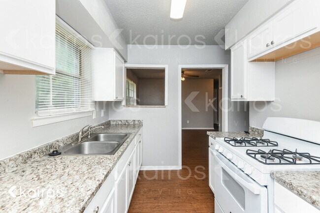 Building Photo - 607 Holly Lane