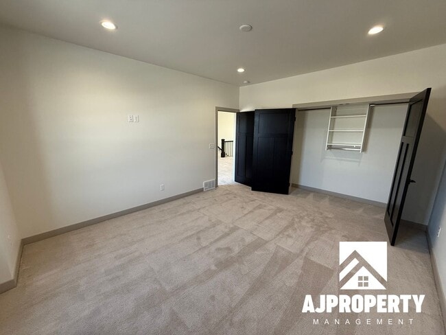 Building Photo - 8609 W Shoreline Pl