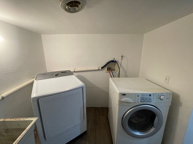 Building Photo - Abbott Court Apartments