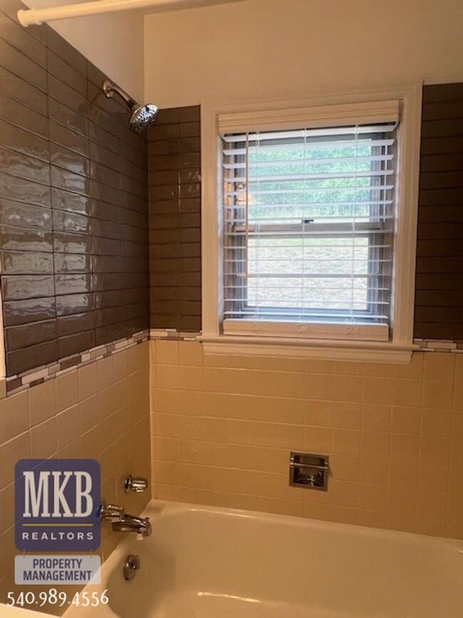 Building Photo - 2-Possibly 3 Bedroom completly remodeled h...