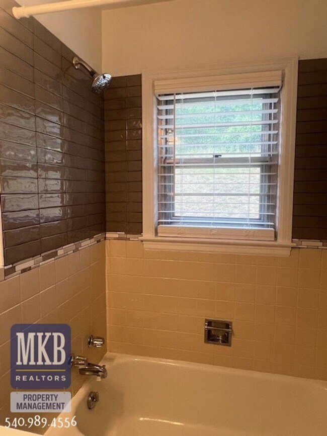 Building Photo - 2-Possibly 3 Bedroom completly remodeled home in Clearbrook