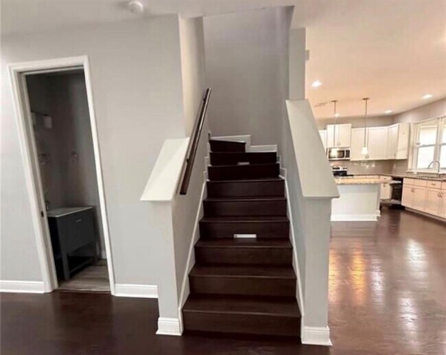 Building Photo - 2813 Roseglen Way