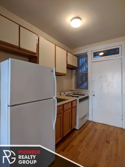 Building Photo - 634 W Barry Ave