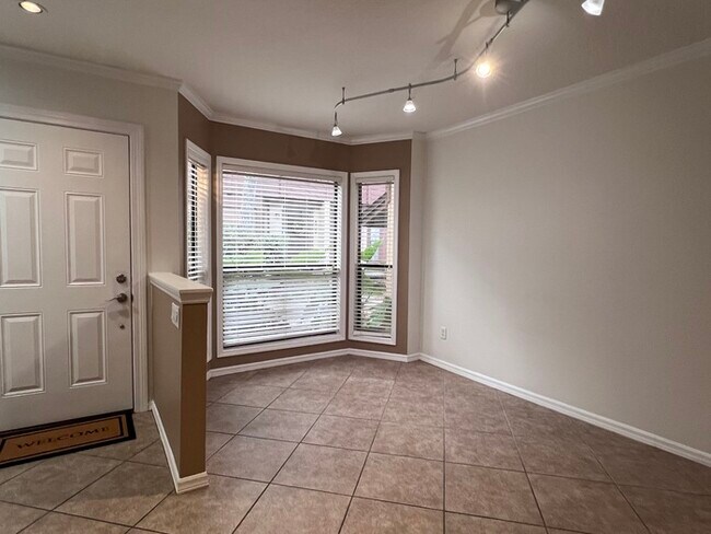 Building Photo - Beautifully updated 2 bedroom 2 1/2 baths ...
