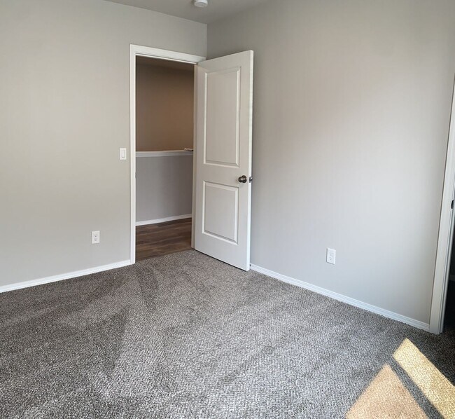 Building Photo - 51 Phoebe Ln