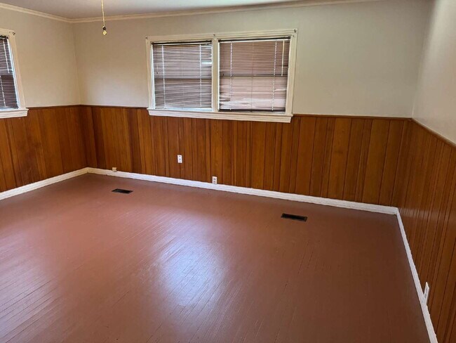 Building Photo - "Charming 2-Bed Home with Gleaming Hardwood Floors in Central Lubbock – 1274 Sq. Ft. of Cozy Livi...