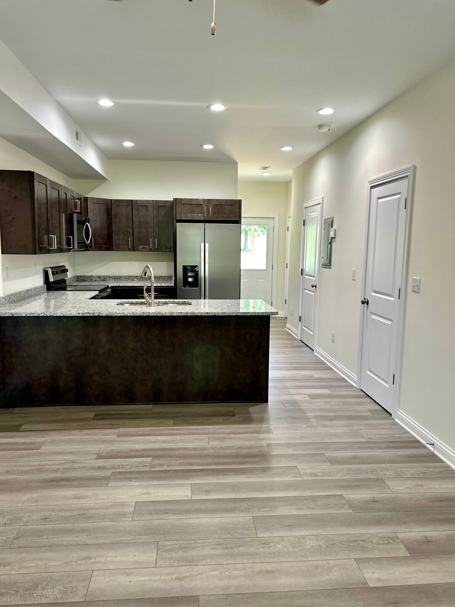 Building Photo - 208 Fairway Ln