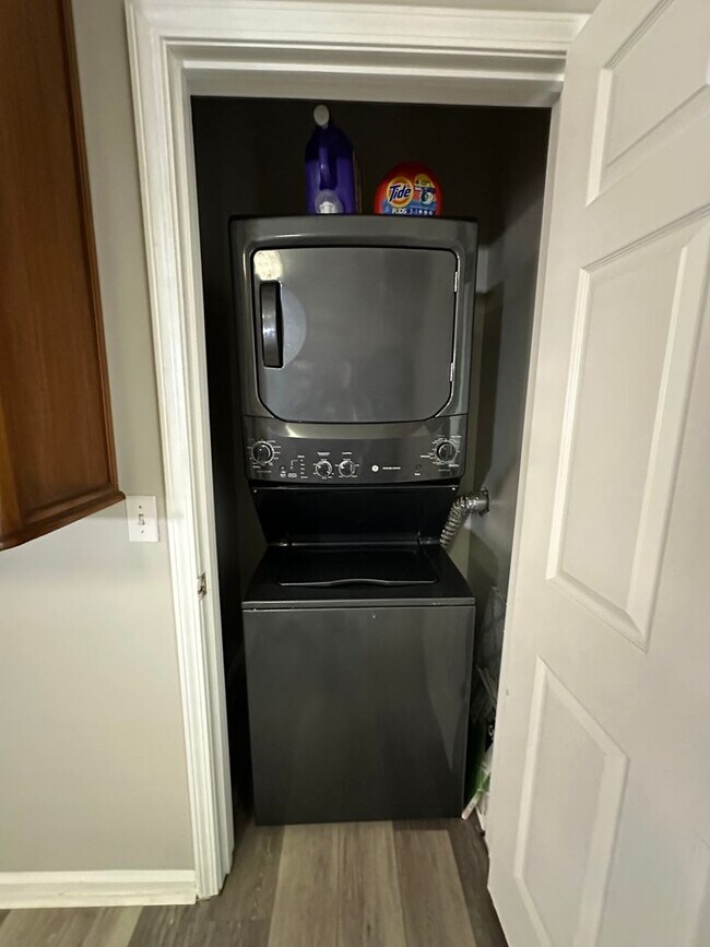 Building Photo - Large 4 bedroom home near Campus- Pre Lease for August 1st 2026