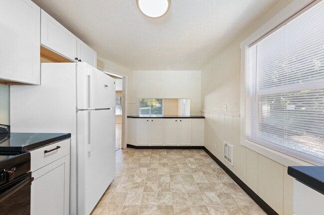 Building Photo - Updated 3 bedroom duplex
