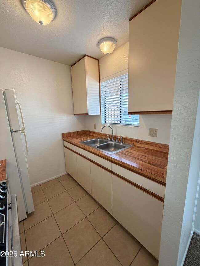 Building Photo - 840 S Main St