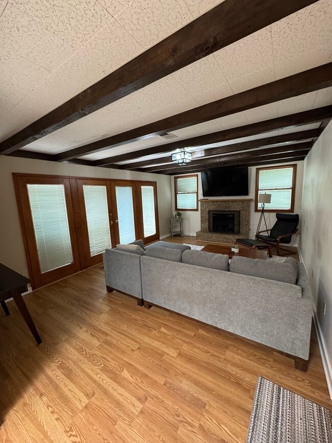 Building Photo - Fully Furnished Home Near the Beach in Gro...