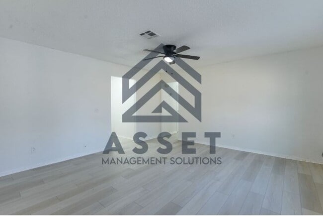 Building Photo - 5 Bedroom House Available Now