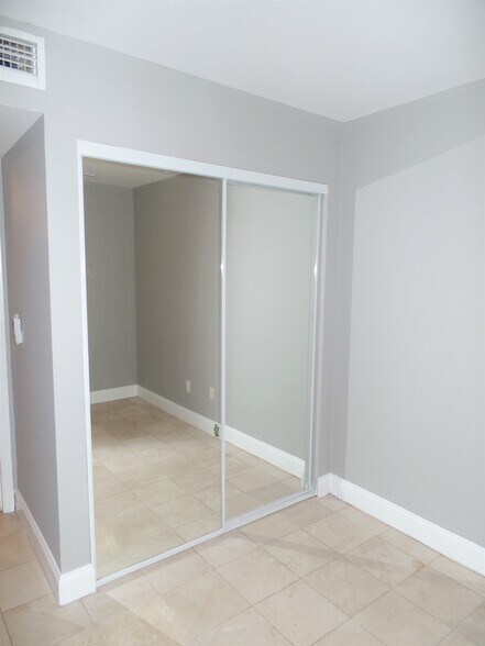 Building Photo - 2881 N Oakland Forest Dr