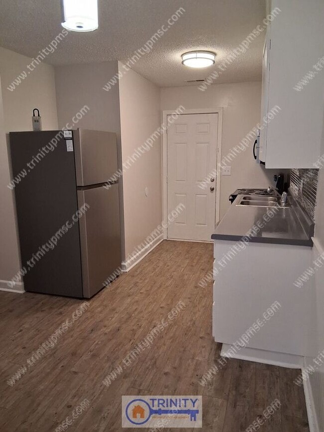 Building Photo - NEWLY UPDATED!! Ready and waiting for you!