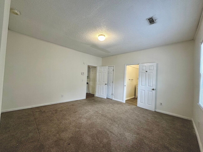 Building Photo - Available in Dec! Not able to show until Dec.