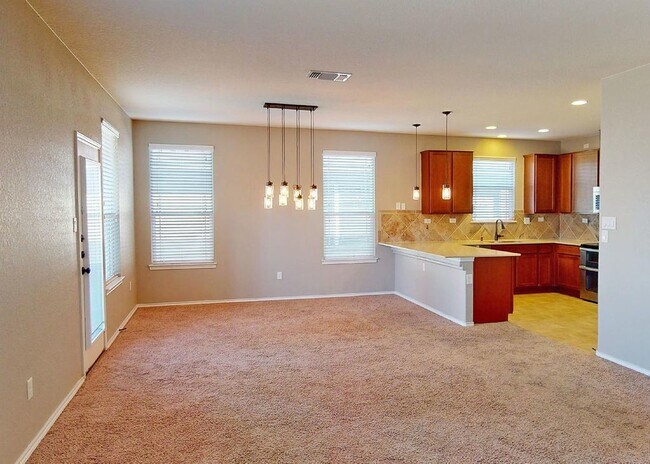 Building Photo - Large 4/3/2 Home in West Village at Creekside!
