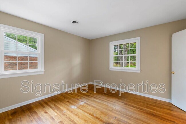 Building Photo - 1413 Robindale Rd