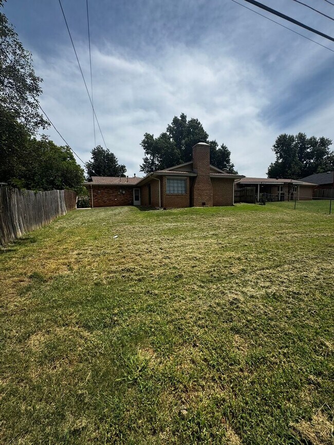 Building Photo - (3) Bed/(2) Bath with (2) Living Areas in MWC Avail NOW!