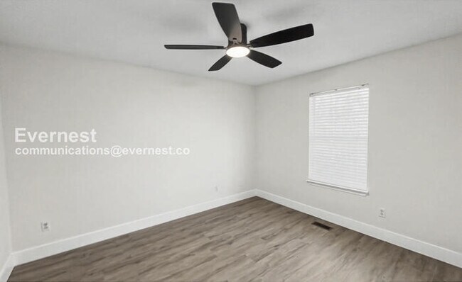 Building Photo - 3 Bed/2.5 Bath Home with Garage / Pet-Friendly / Vouchers Accepted / Available Now!