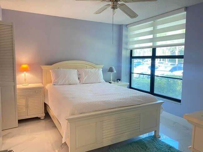 Building Photo - 2 Royal Palm Way