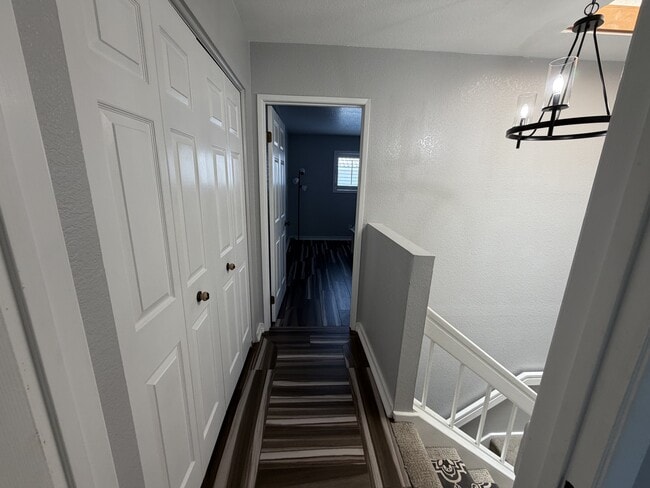 Building Photo - 1800 Club House Dr