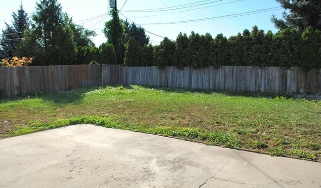 Building Photo - Two Bedrooms & One Bathroom Home $100.00 o...