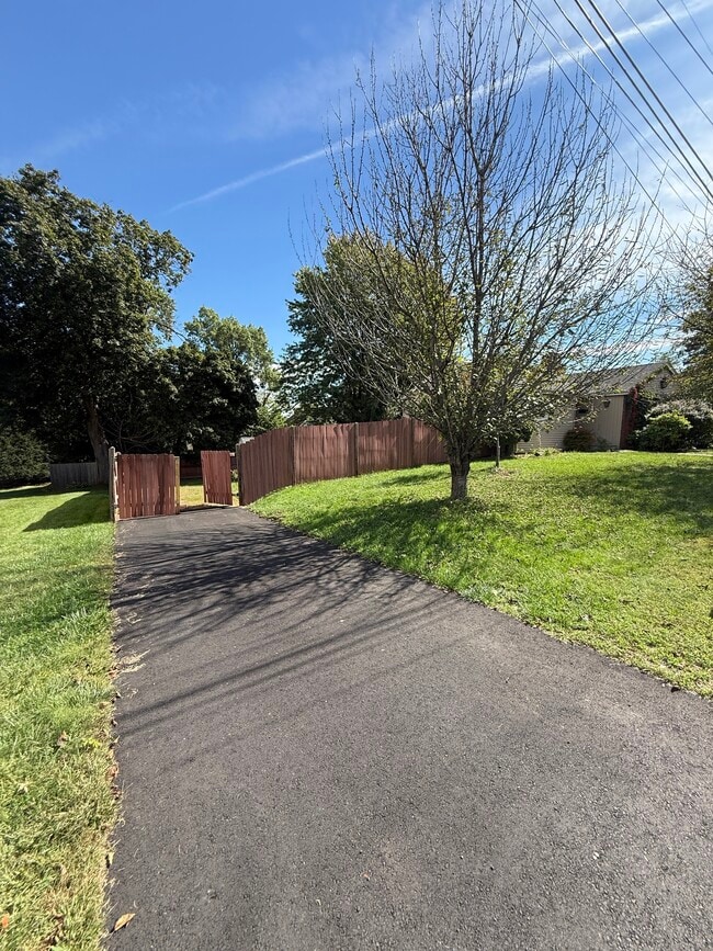 Building Photo - 6 Wells Farm Dr