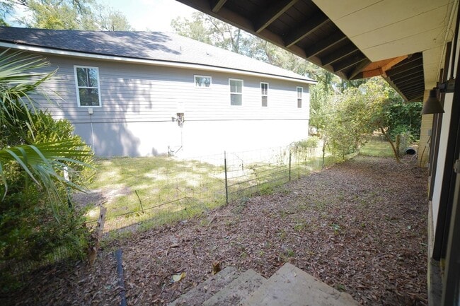 Building Photo - 1105 Solana Ave