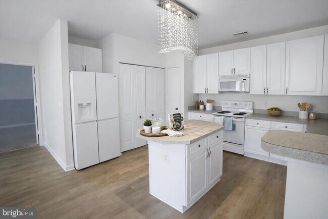 Building Photo - 400 Symphony Cir