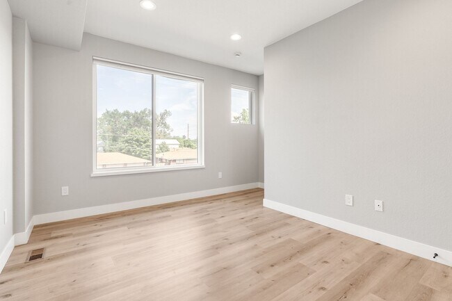 Building Photo - Gorgeous 3 bedroom, 4 bathroom townhome mi...