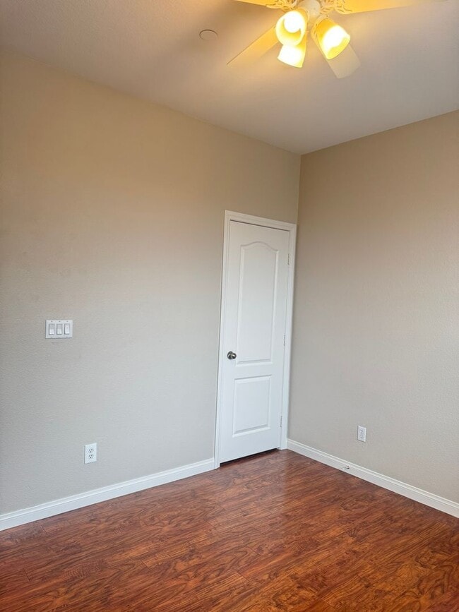 Building Photo - Adorable 3-Bed, 3-Bath Home in Gated Commu...