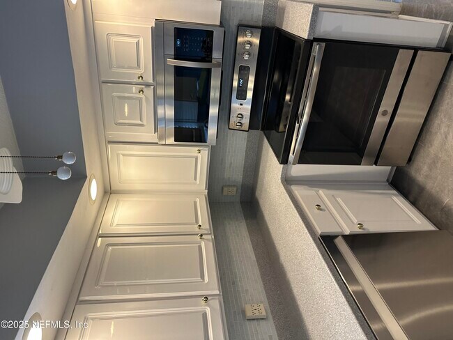 Building Photo - 6192 Duclay Forest Dr S