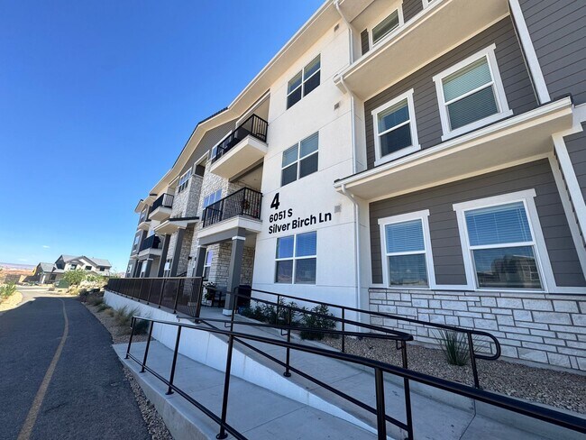 Building Photo - 3 Bed Condo In Desert Color!