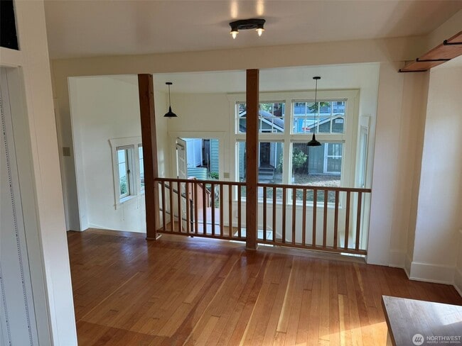 Building Photo - 3Bd/1.75Ba Seattle House