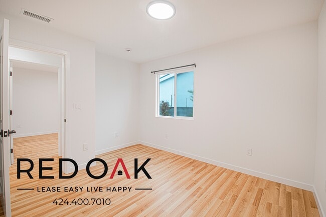 Building Photo - 856 W 47th St