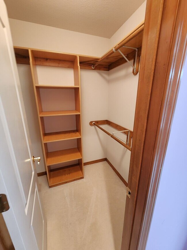 Building Photo - Executive 3+BR, 3BTH Rancher, 2car gar (with ALL utilities only $450/mo) and lawncare and snow re...