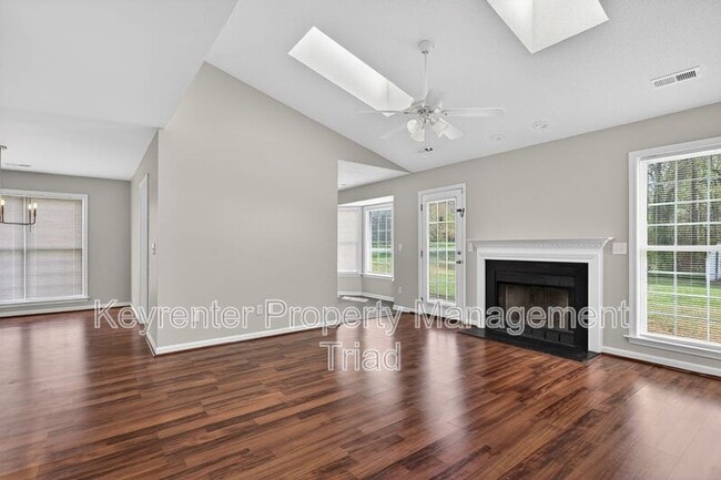 Building Photo - 701 Ashcroft Rd