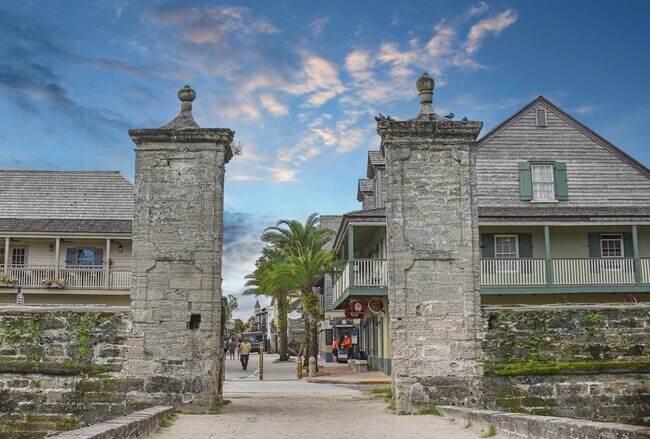 Building Photo - 804 W 2nd St