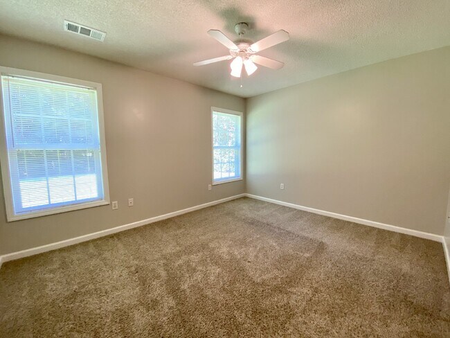 Building Photo - Home in Woodbridge With a Screened Porch a...