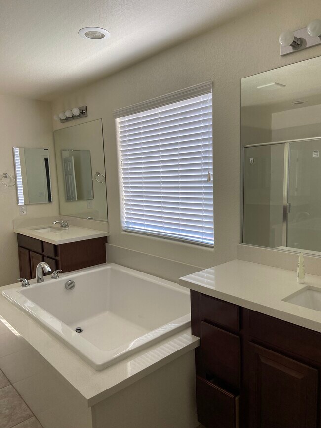 Master bath - 2416 Splendid Manor Ct
