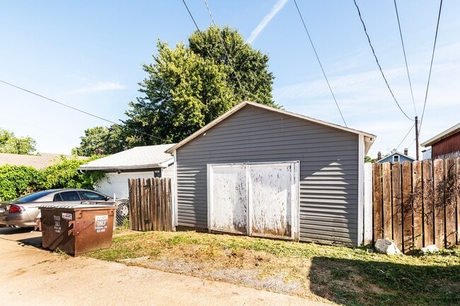 Building Photo - Beautiful Renovated 2 Bed 1 Bath Home