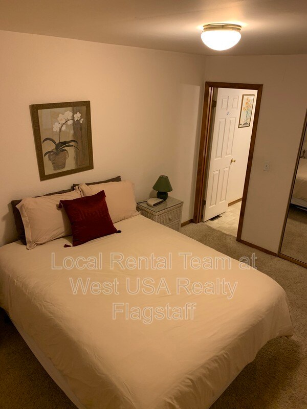 Building Photo - 5825 E Bear Paw Dr