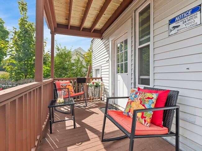 Building Photo - 10 Edgemere Rd